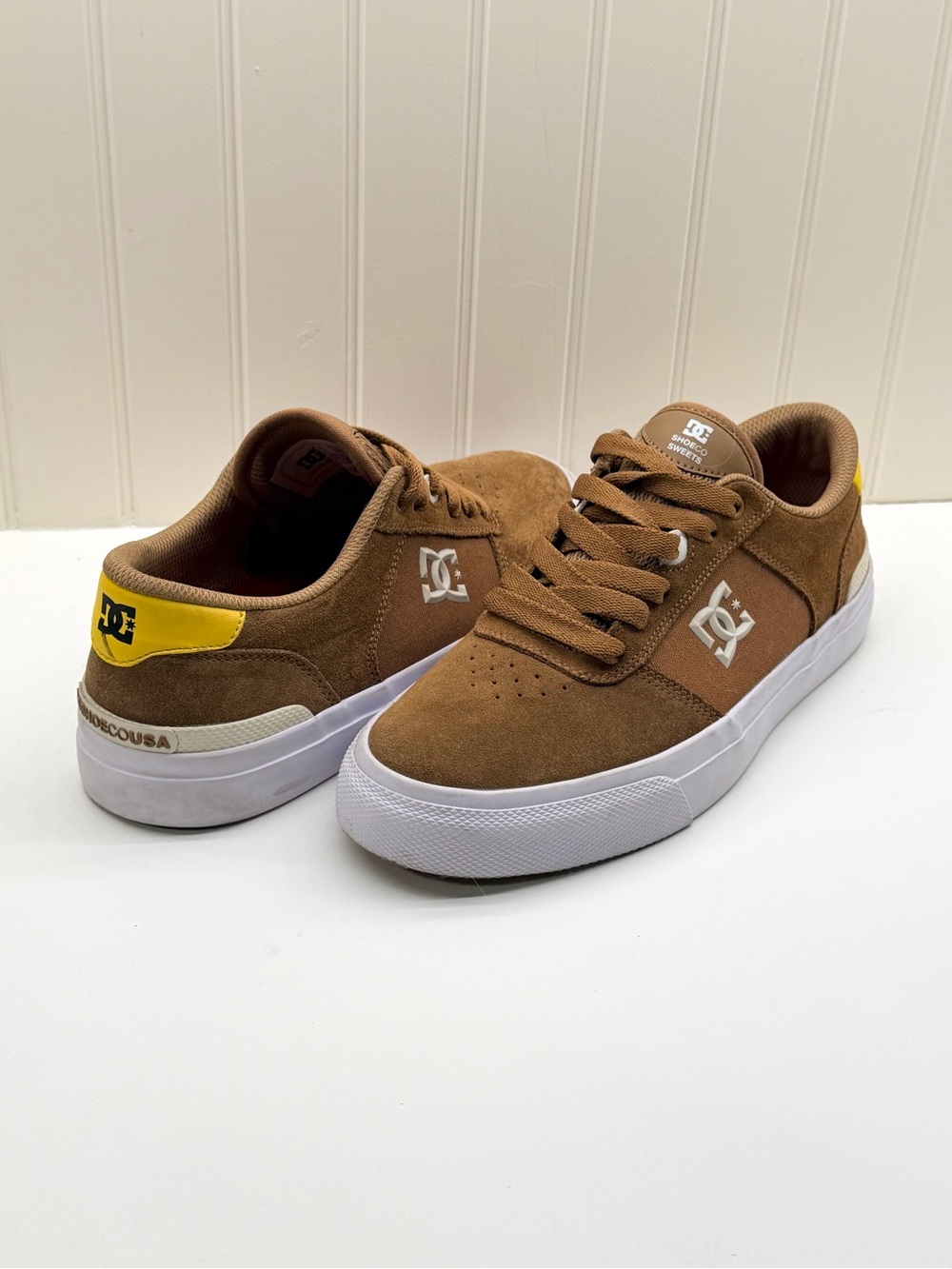 DC Shoes Men’s Teknic S Brown Suede Skate Shoes Yellow Accents Size 9